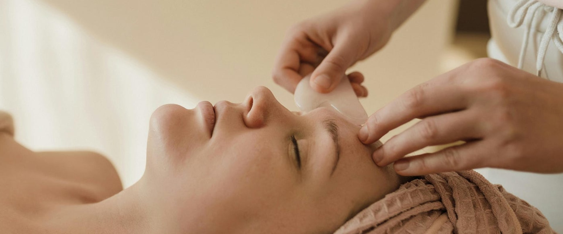 What is the difference between aesthetician and plastic surgeon?