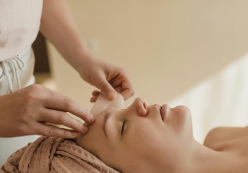 What is the difference between aesthetician and plastic surgeon?